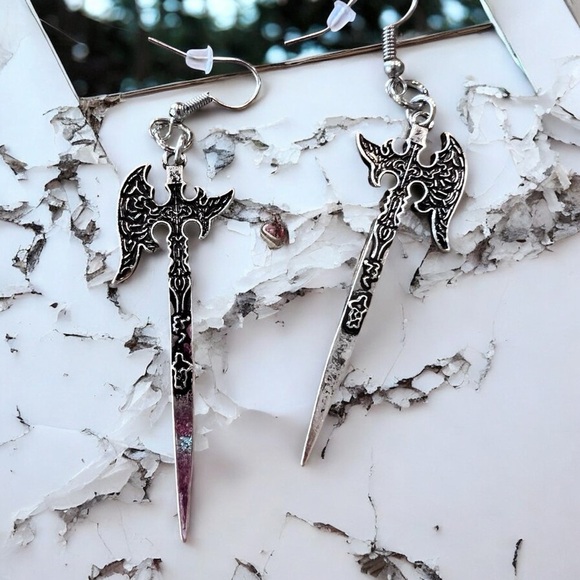 Stylish silver toned axe earrings with detailed design. Perfect for a DND player - Picture 13 of 15